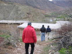 Fussweg zum Kornspeicher im Dorf