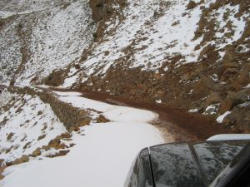 Auf der Passhöhe  2600 m liegt wieder etwas Schnee