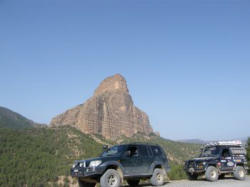 Im Hintergrund die imposante Roche Cathedrale bei Tilougite