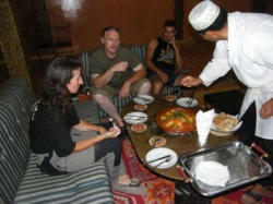 Der Patron verwöhnt uns mit dem Tajine a la Berber