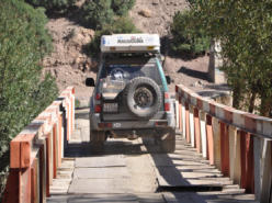 schmale Brücke über den Assif Melloul